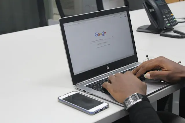 Professionnel travaillant sur un cahier des charges site internet